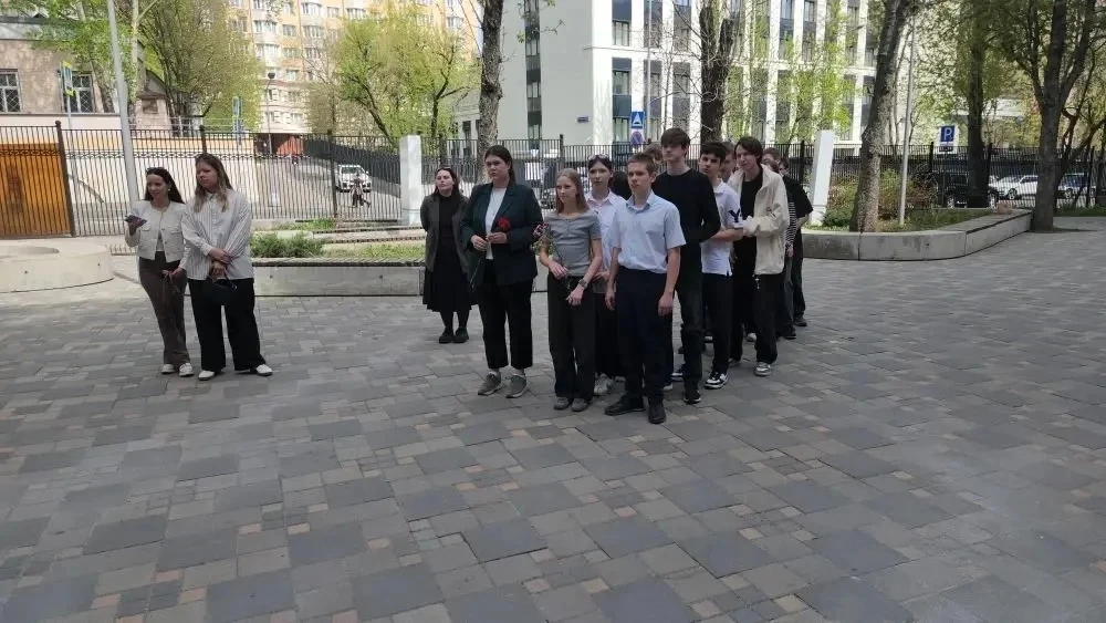 🌺 Патриотическая акция «Красные гвоздики»  Сегодня у Мемориальной доски, хранящей память о событиях 