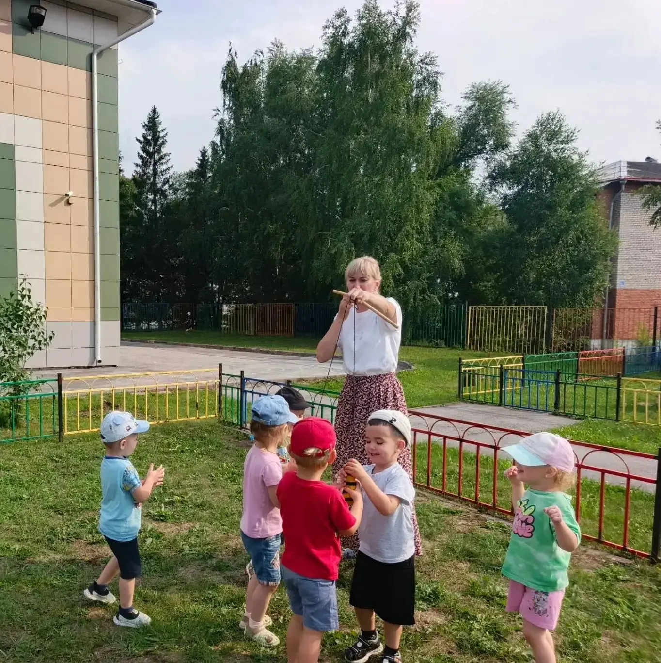 Играем на прогулке в подвижные игры