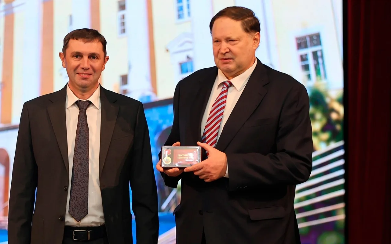 🎖 В День учителя мэр Сергей Петрин вручил ректору ВГПУ Сергею Филоненко памятный знак ...