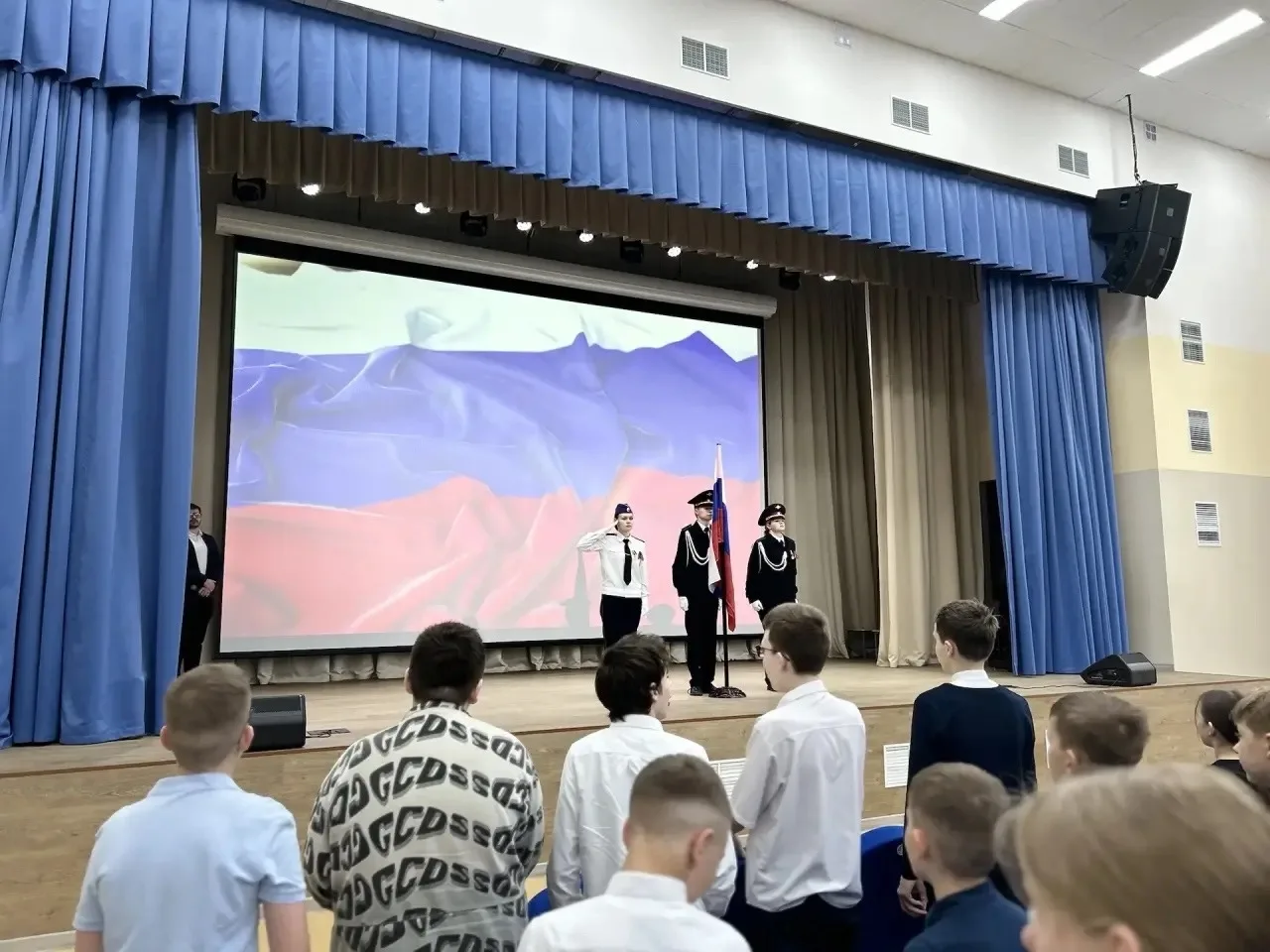 Приветствуем участников торжественной линейки, посвященной открытию учебной недели, 18 мая 2026 года