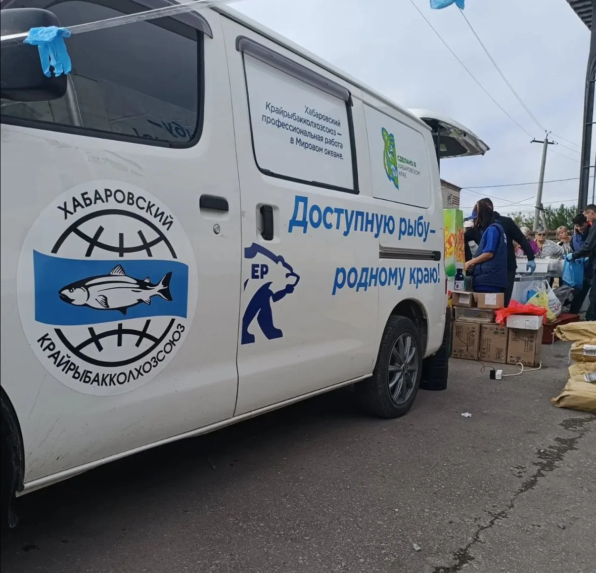 Сегодня на площади у виадука вновь работала «Рыбная автолавка», которая стала важным до...