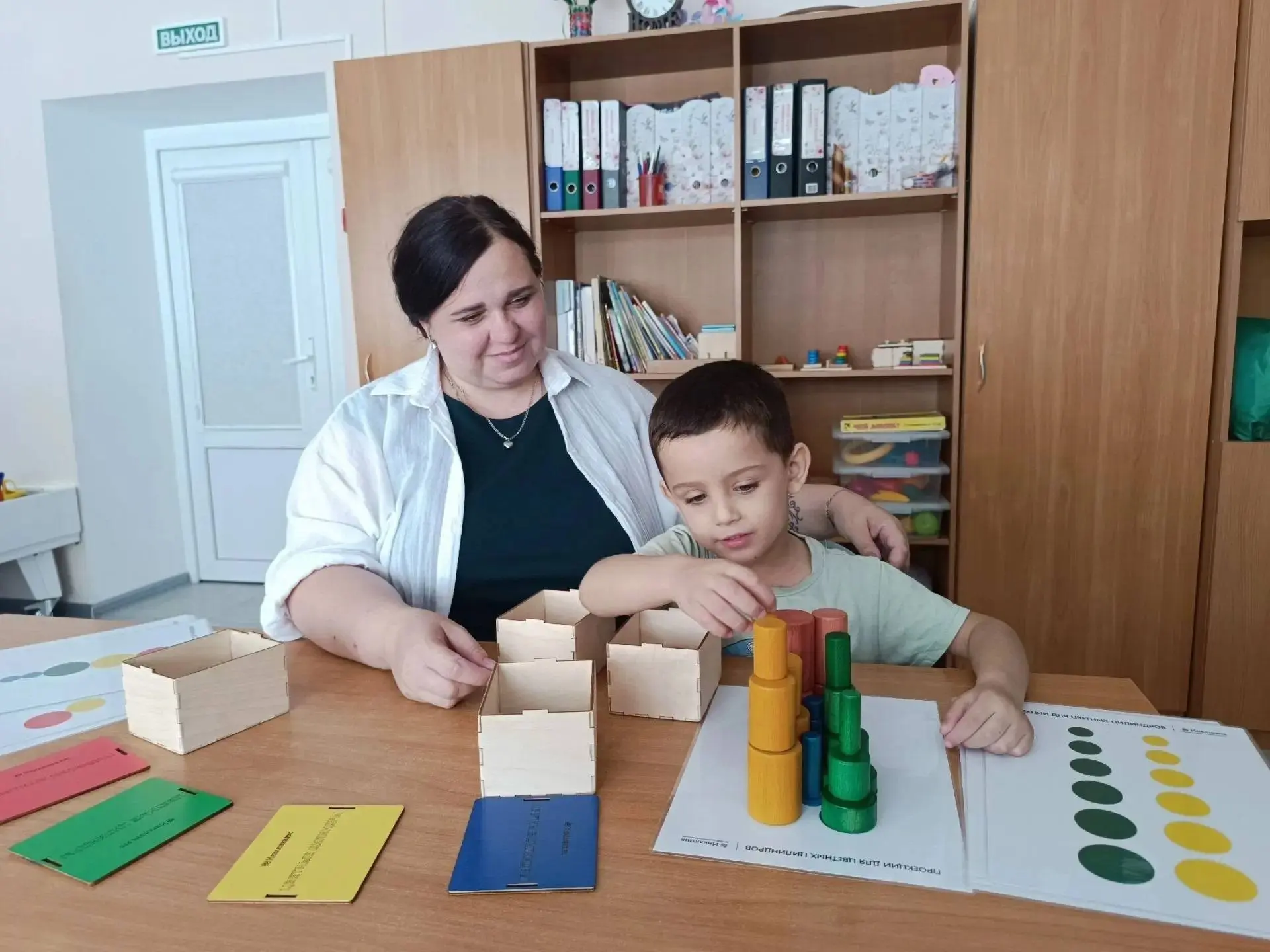 Игра с цветными цилиндрами