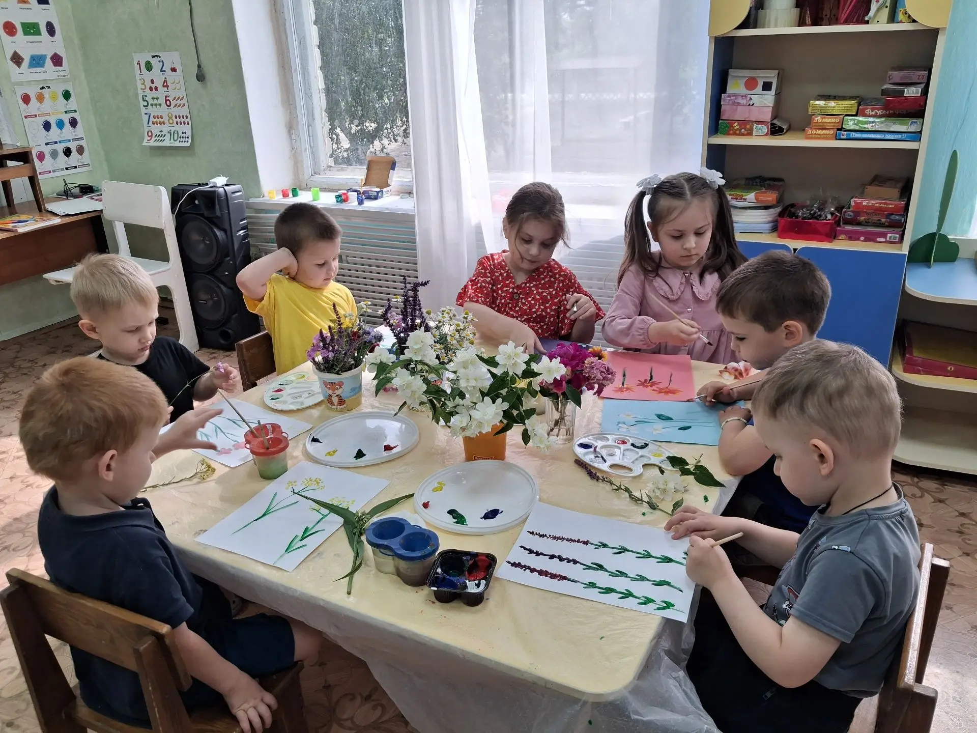 В рамках летней оздоровительной работы воспитатель Шевелева Светлана с детьми комбинированной группы