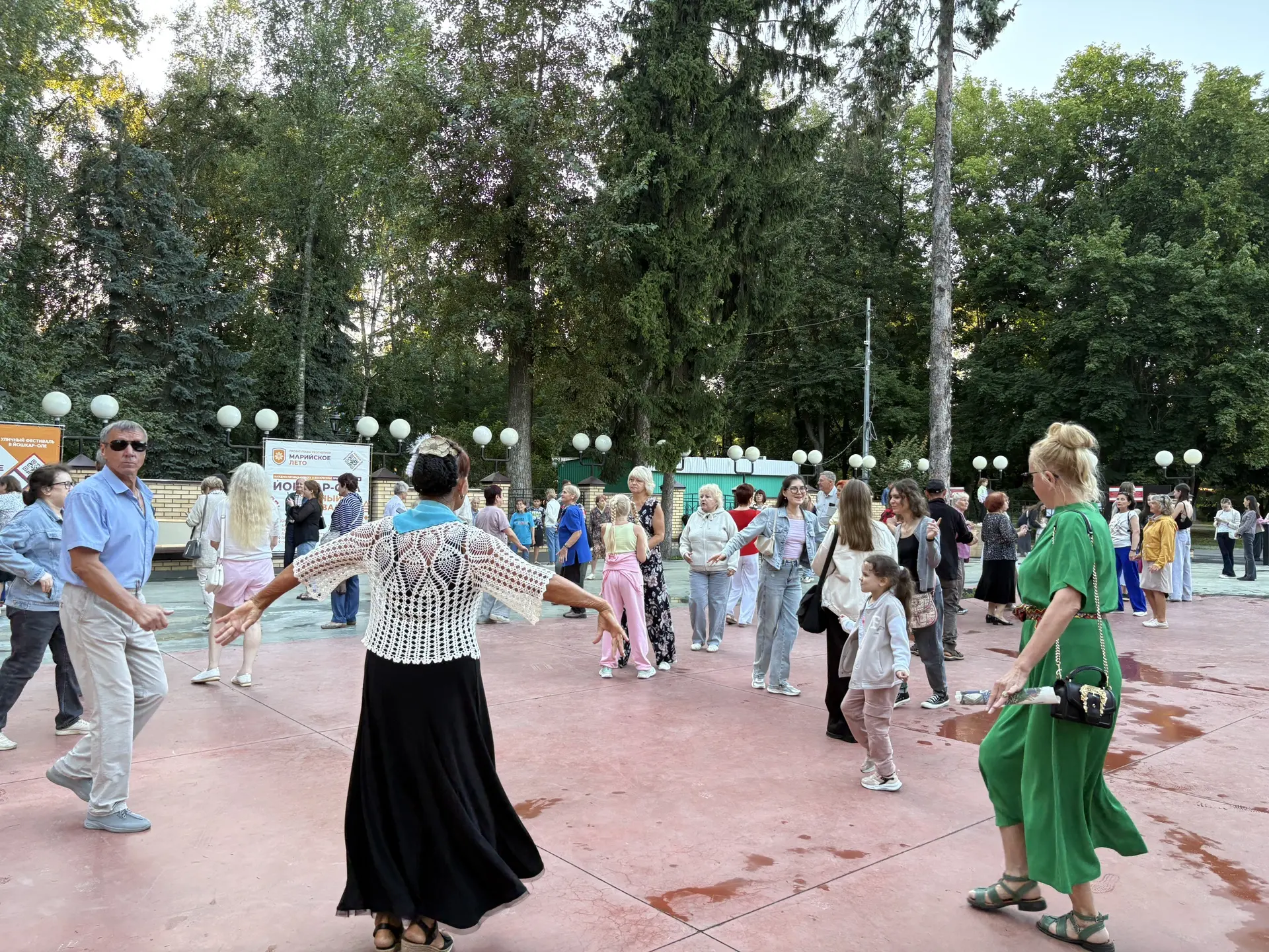 Прямо сейчас на открытой эстраде ретродискотека!