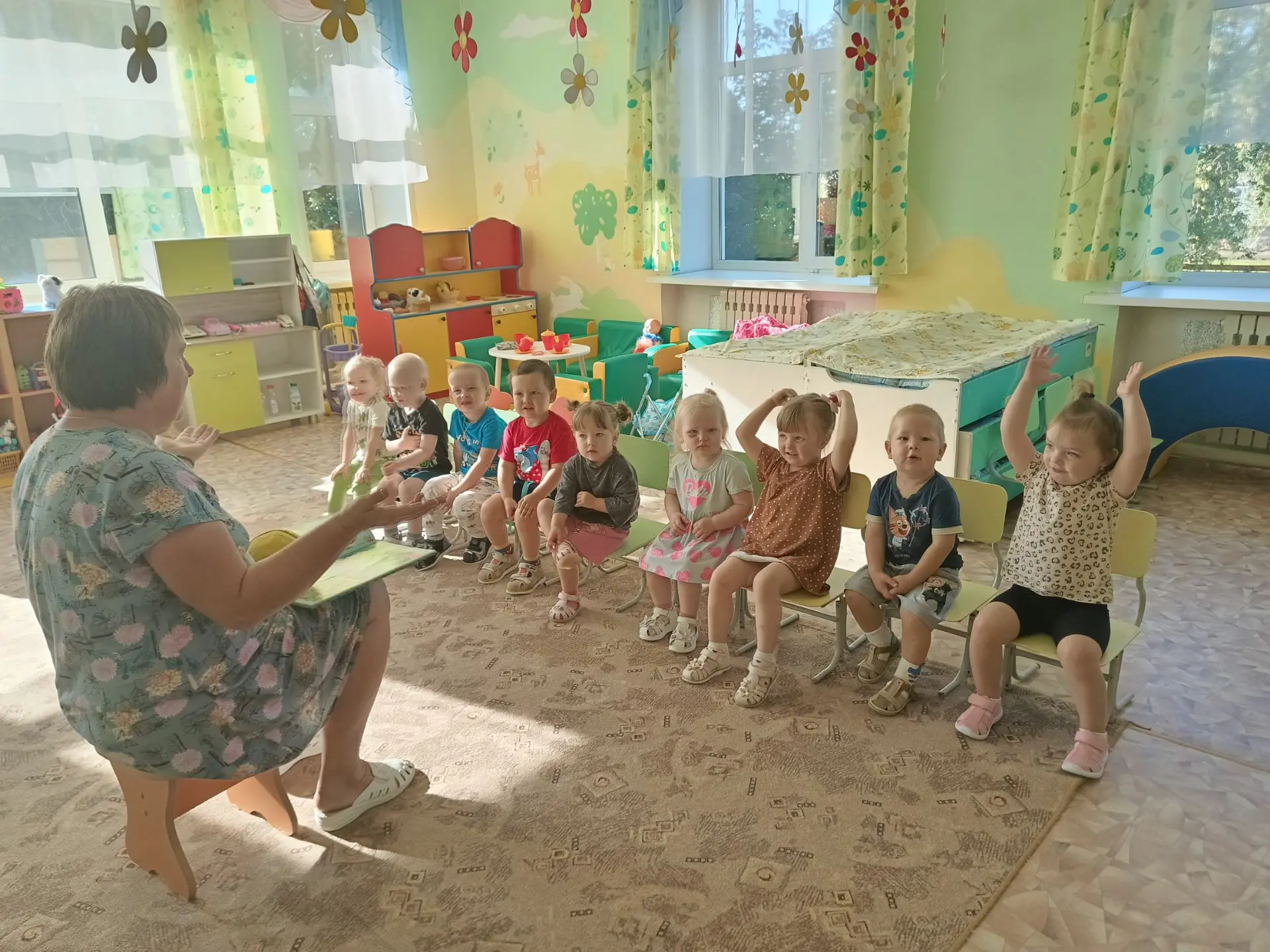 Первые занятия 😊 Малыши внимательно слушают и повторяют 👶