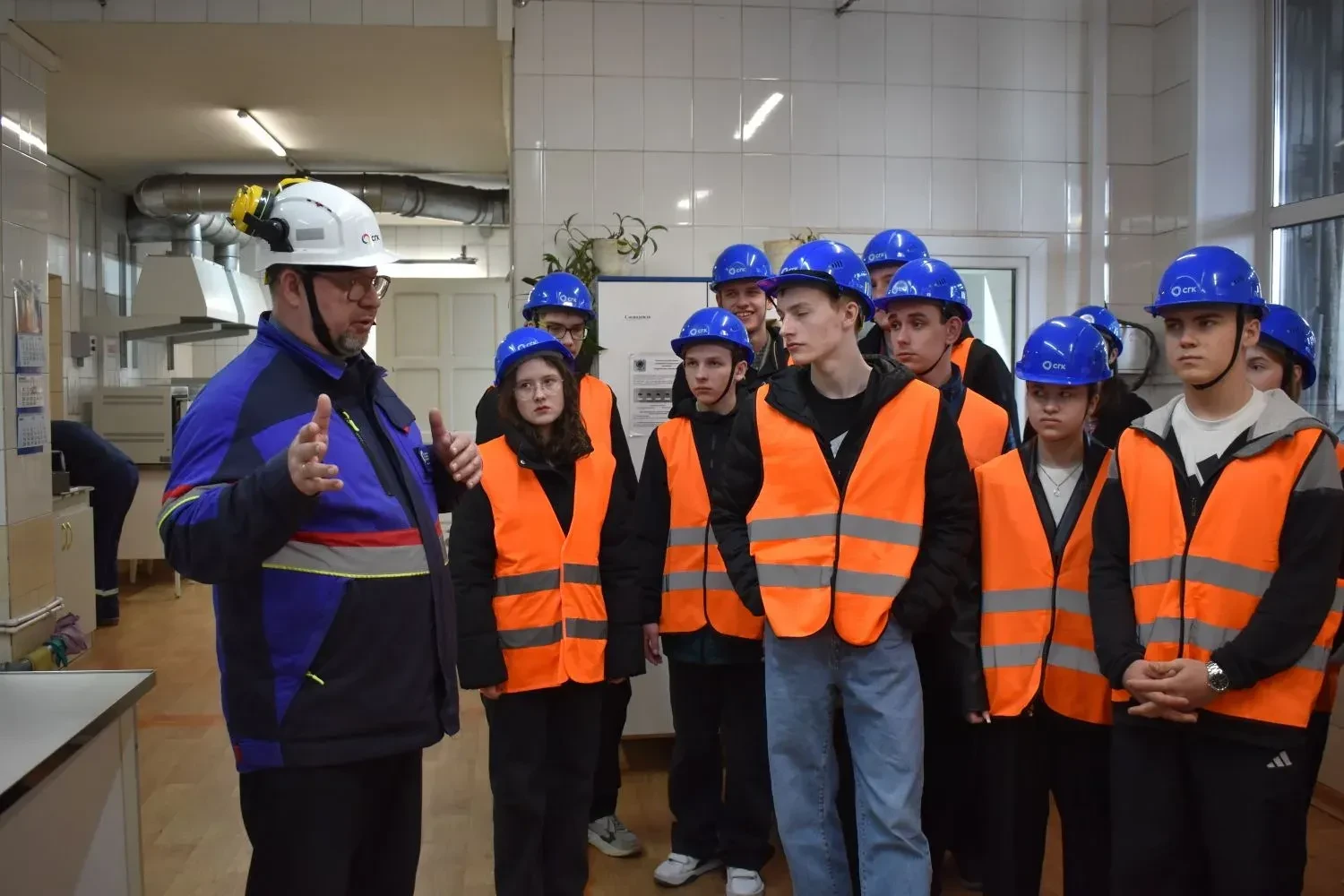 Специалисты предприятия "Бийскэнерго" провели профориентационную встречу для учеников нашей школы, г
