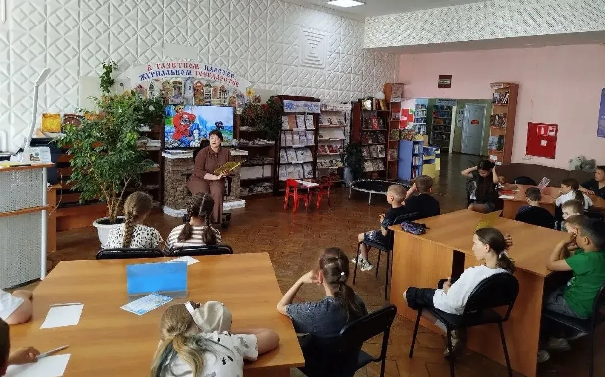 10 июня в библиотеке 3 п. Серебряный Бор открыли летний сезон – провели для ребят разновозрастного о