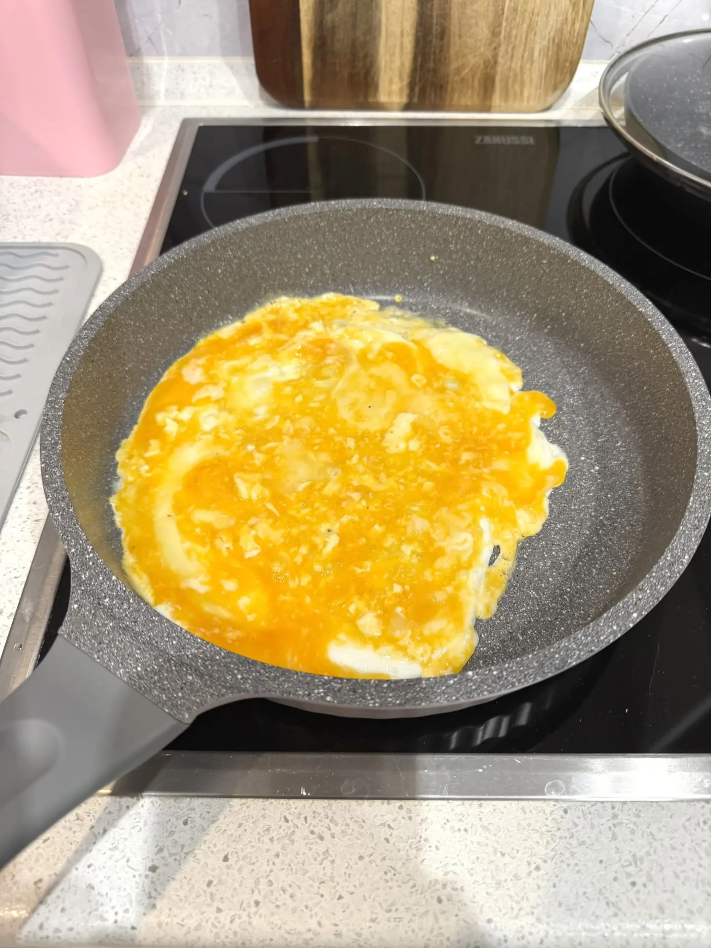 На скорую руку , но это сытно и вкусно 🩶  -лаваш смазать сливочным сыром  -выложить ингредиенты имен