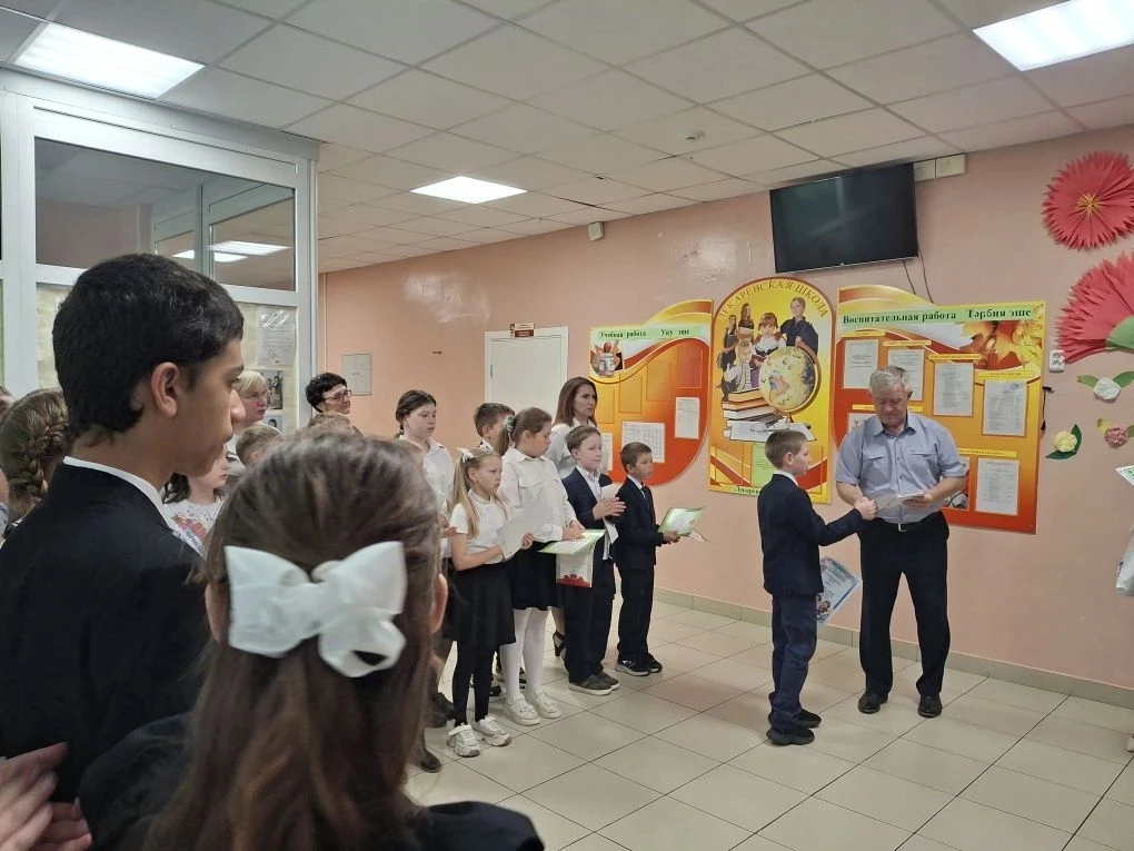 Вручение наград на последней школьной линейке учебного года