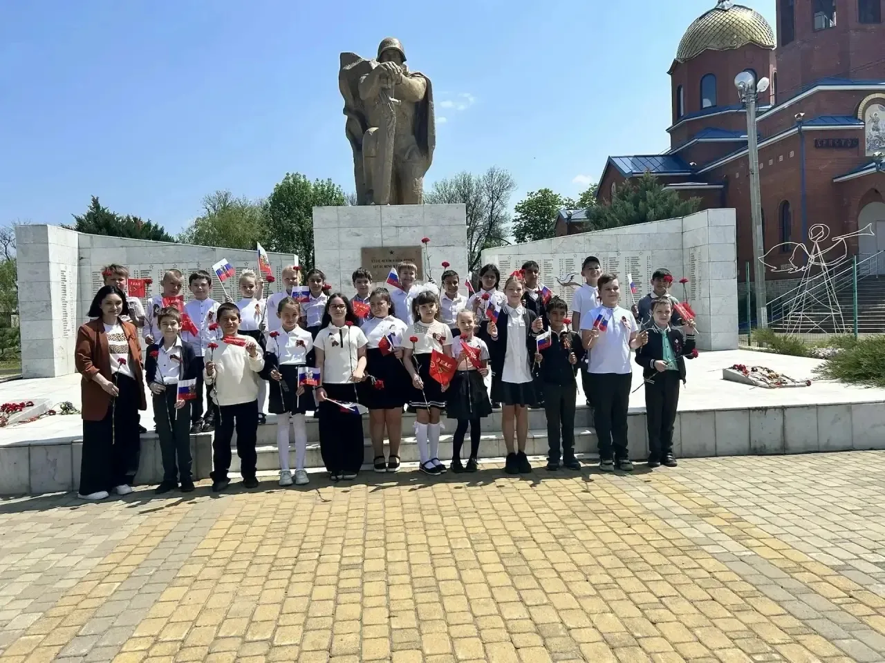 На уроке мужества, в честь великого праздника Дня Победы Юные орлята из 2 «А» и 2 «В» классов возлож