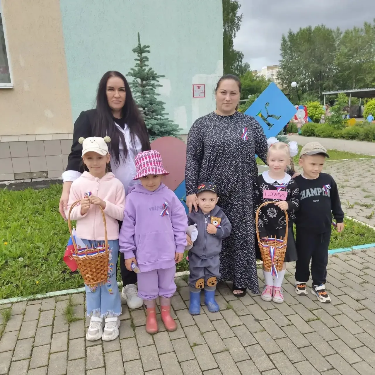 С чего начинается Родина? С ленточки в твоих руках!

Сегодня в нашем детском саду с самого утра цари