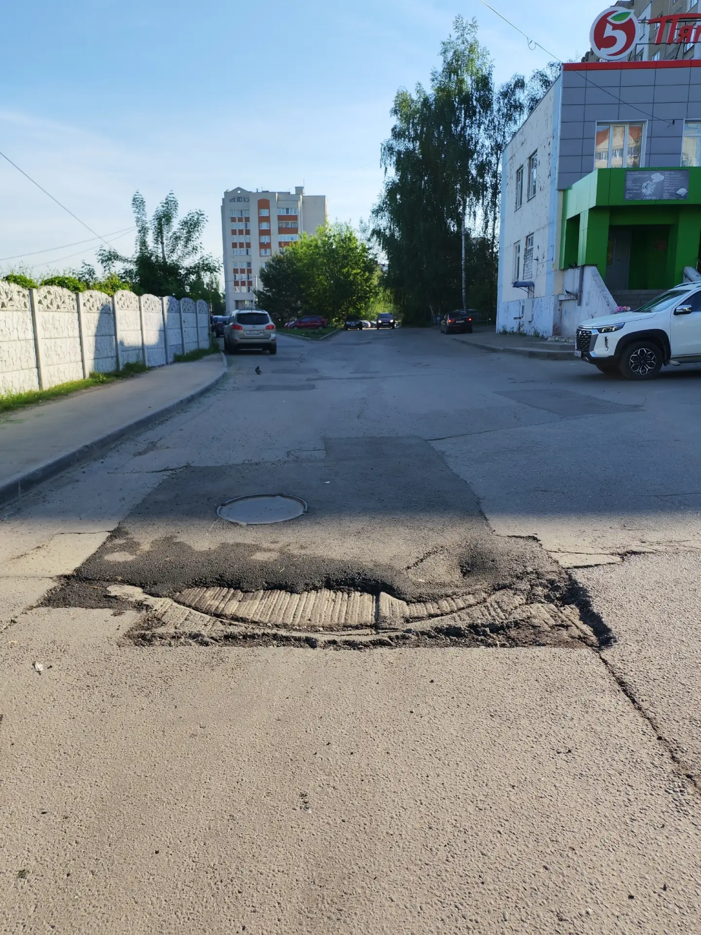 Почему когда залотали ямы вдоль Рачкова 18а, 2 недели назад эту оставили? Возле Пятерочки 18а.  Яма 