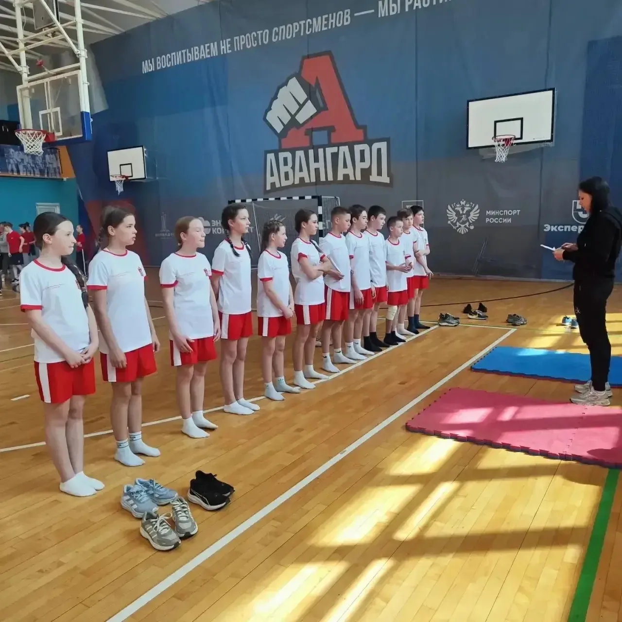 Поздравляем команду 6-Г класса и их тренера Артемьева А.А с победой на зональном региональном этапе 