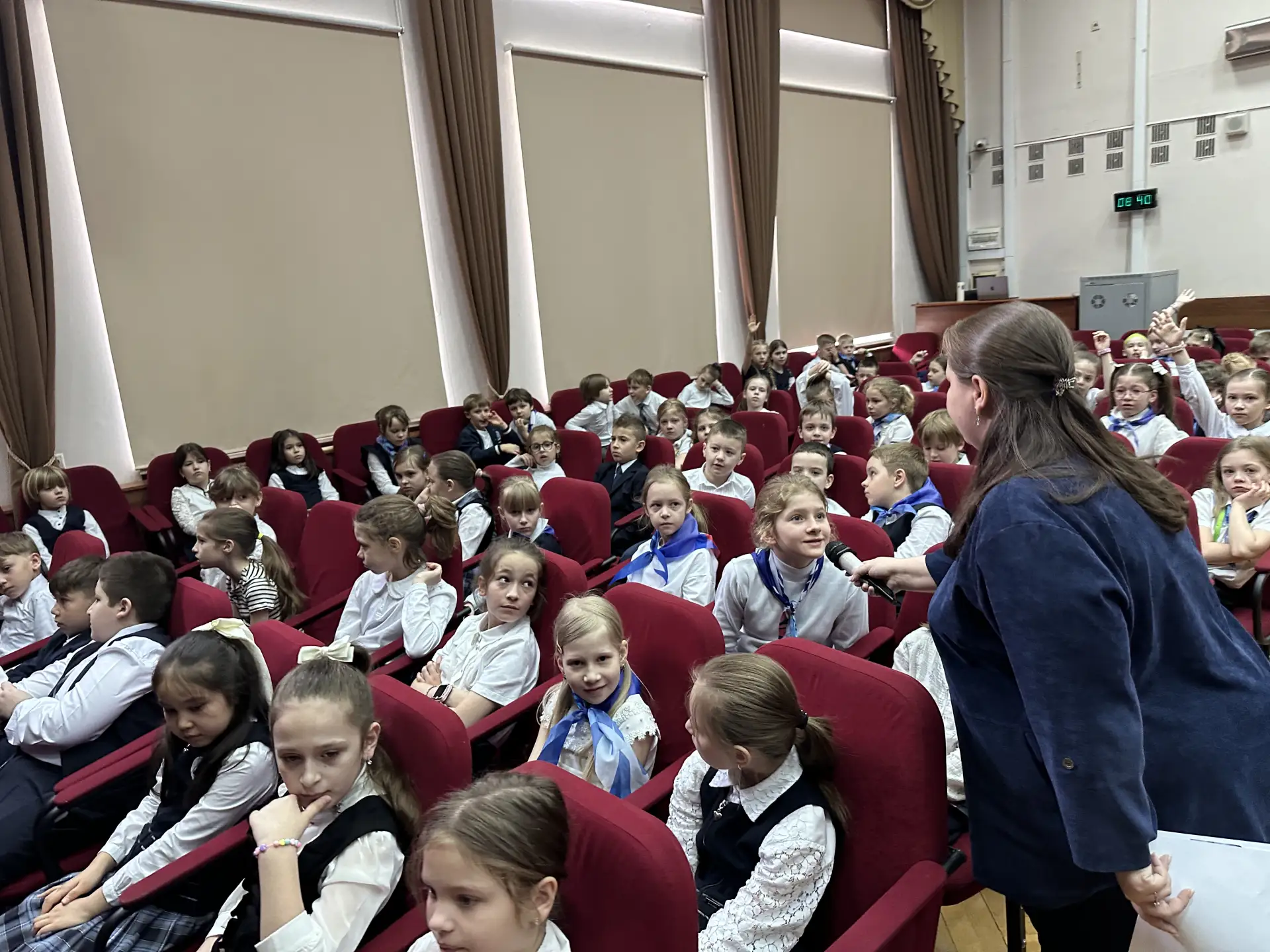 🇷🇺 Новая учебная неделя в нашей школе началась с торжественной церемонии поднятия флага и исполнения