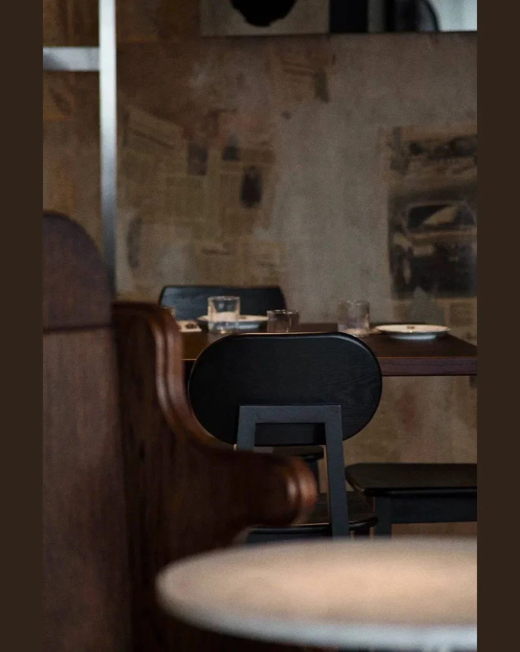 Tony bistro открылся в Озерном переулке, в доходном доме Чайковской.   Шеф-повар Иван Лучкин (Blackc