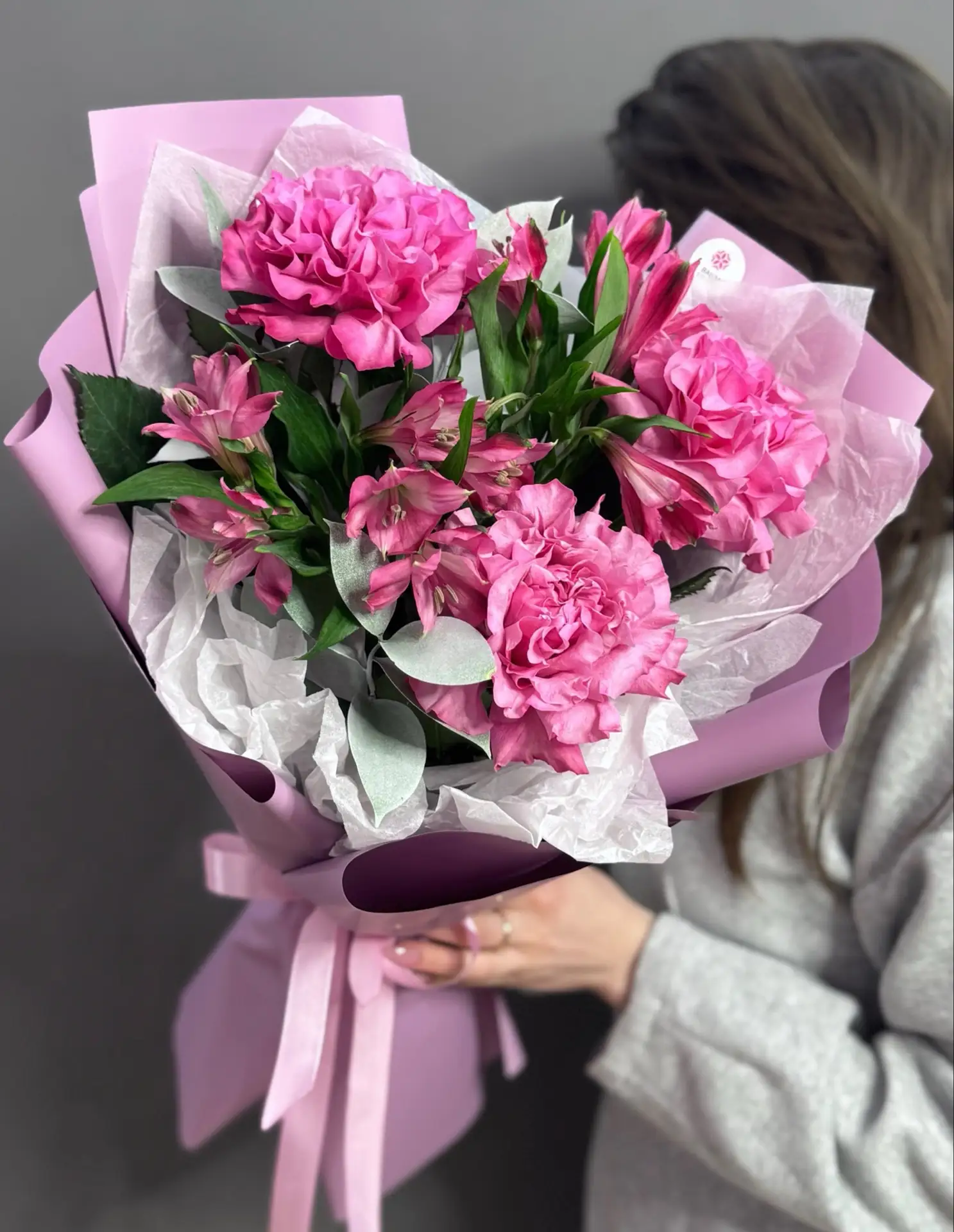 💘Дуо-букет из малиновых французских роз и альстромерий