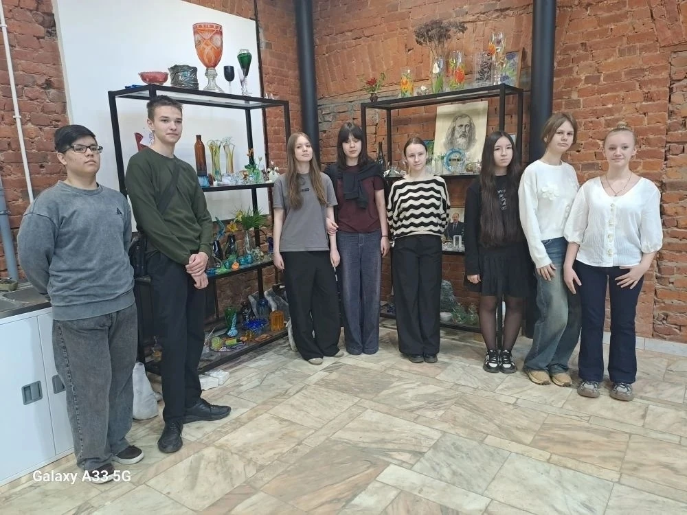 ✨ Мастер-классы по гравировке стекла: школьники пробуют себя в деле