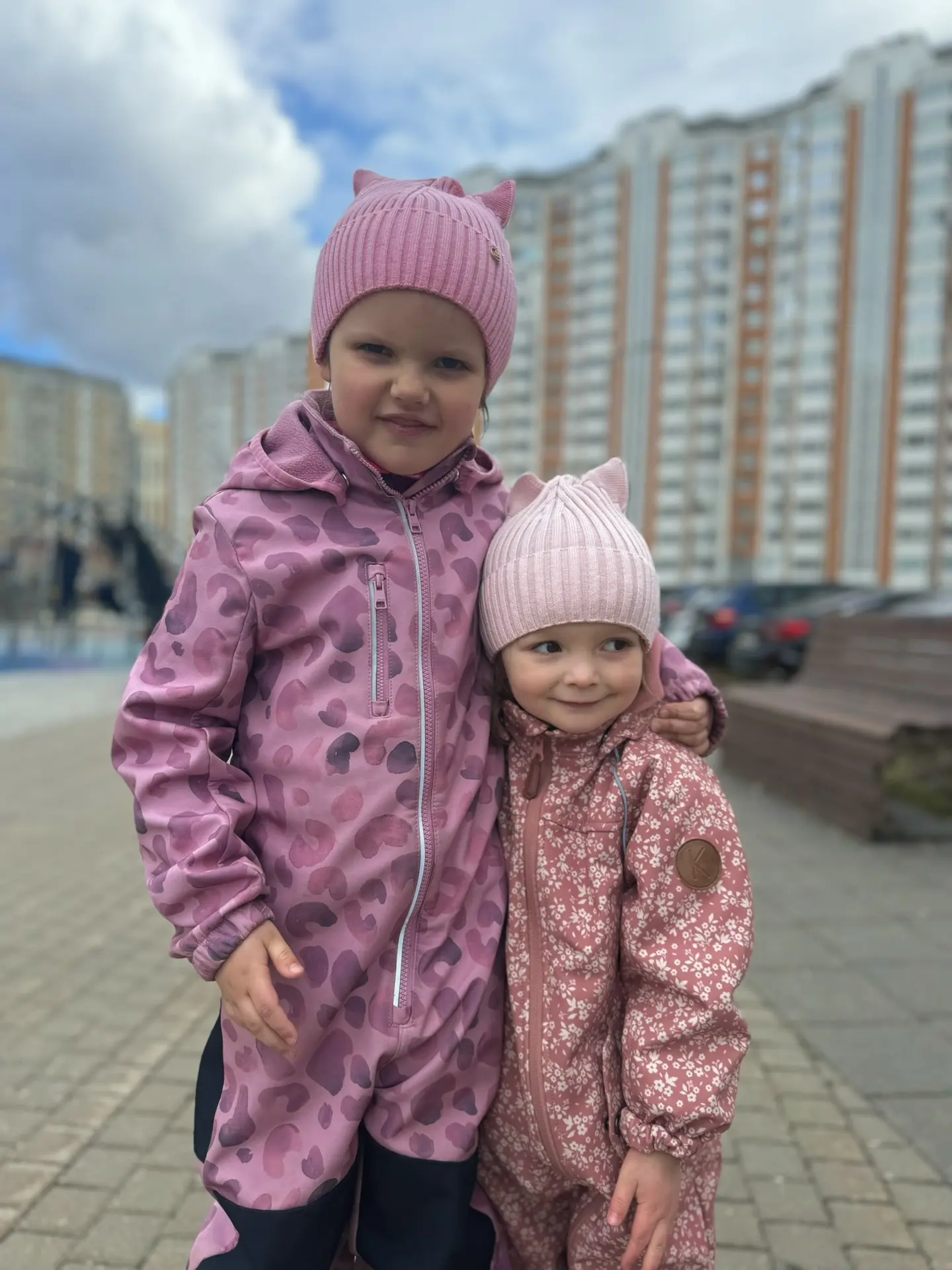 Чуть не впервые в жизни нашла детям шапки, которые не надо поправлять без конца)) Тонкий трикотаж, и