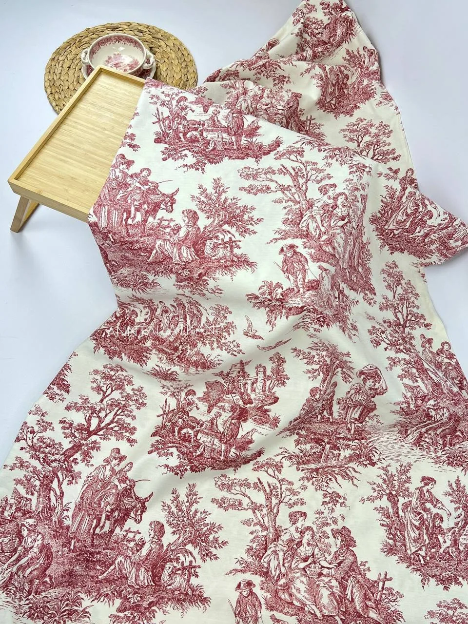 На фото представлено  классическое оформление ткани Toile de Jouy в двух дизайнах от двух фабрик. 

