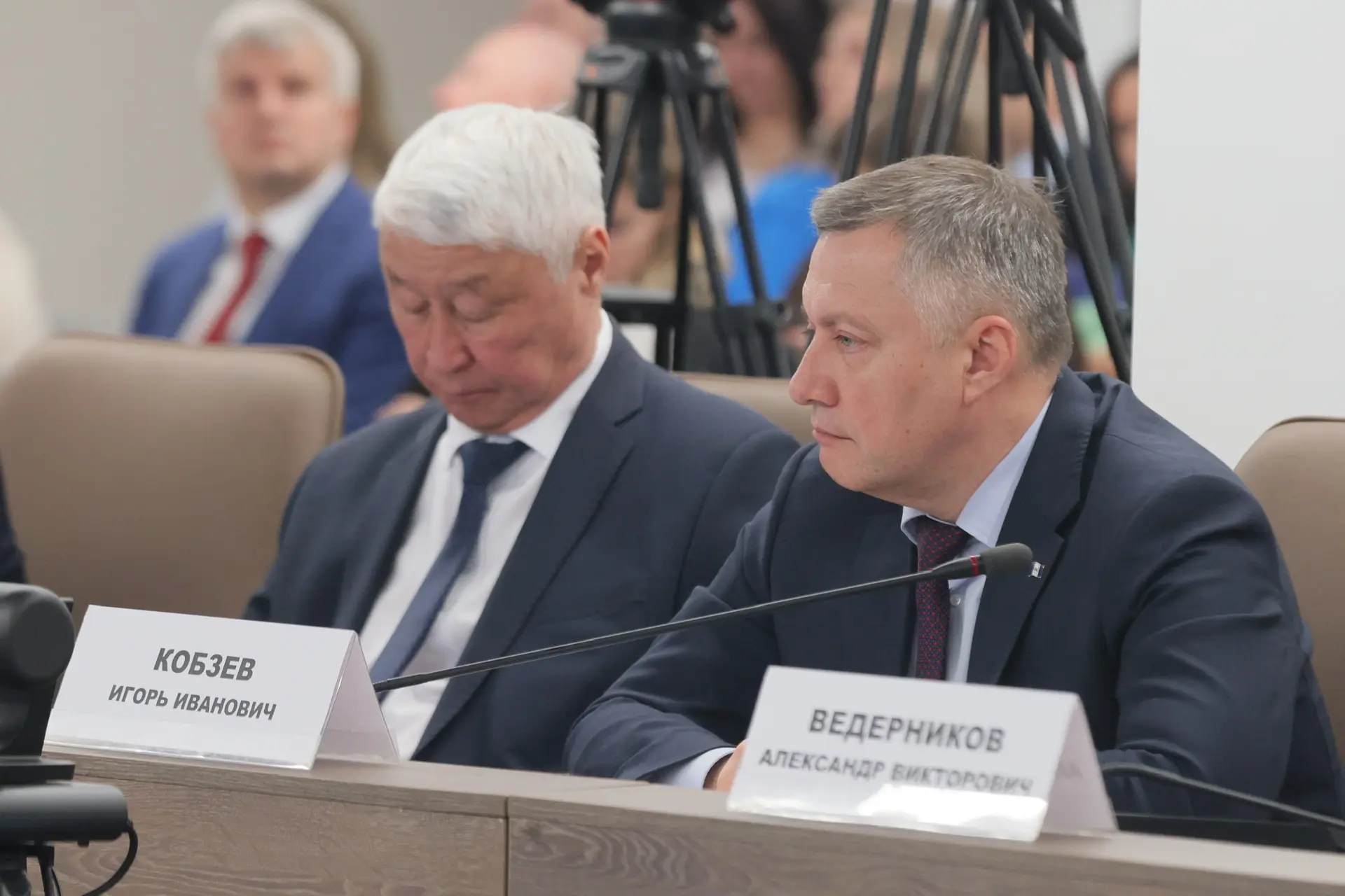 Во главе с полномочным представителем Президента в СФО Анатолием Серышевым и вместе с коллегами-губе