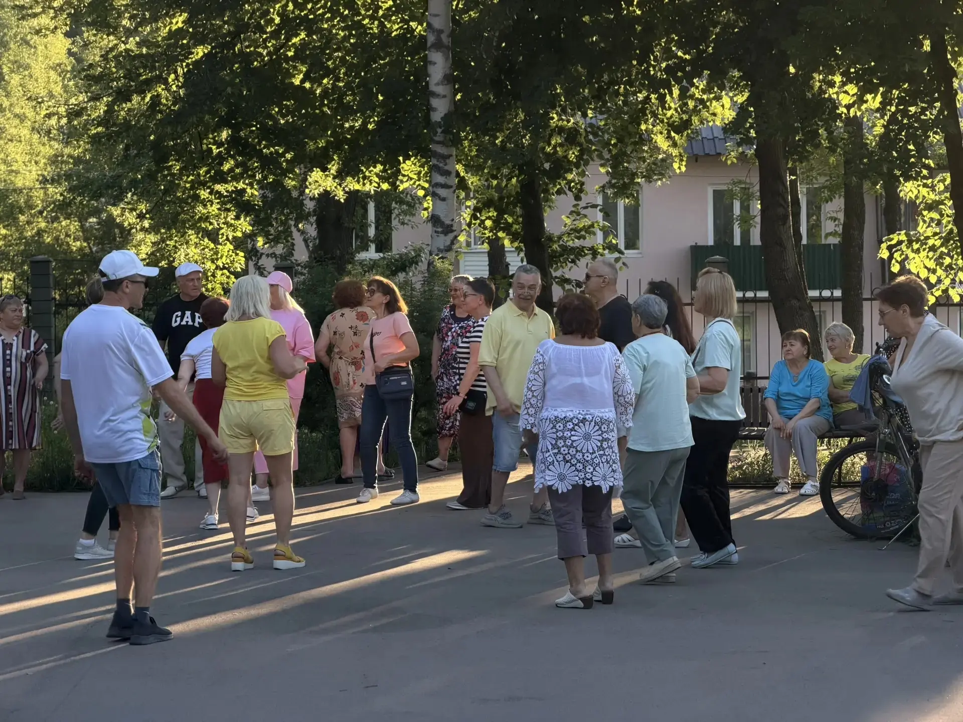 💃🕺Вместе с теплыми днями в Жигулёвск вернулись и теплые танцевальные вечера.   В Больничном парке сн