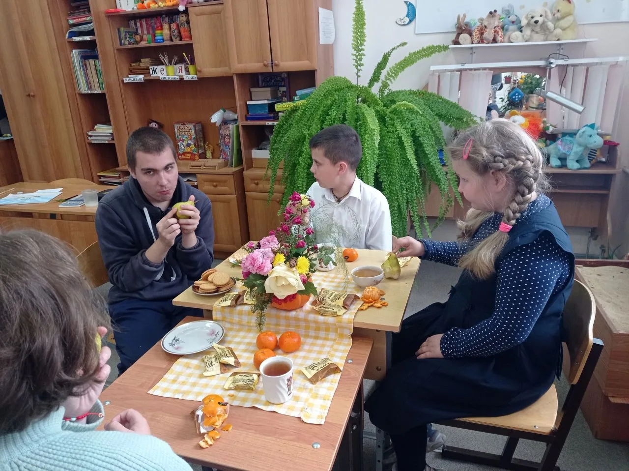 В нашей школе мы с не только учимся, но и много времени проводим на прогулках, экскурси...