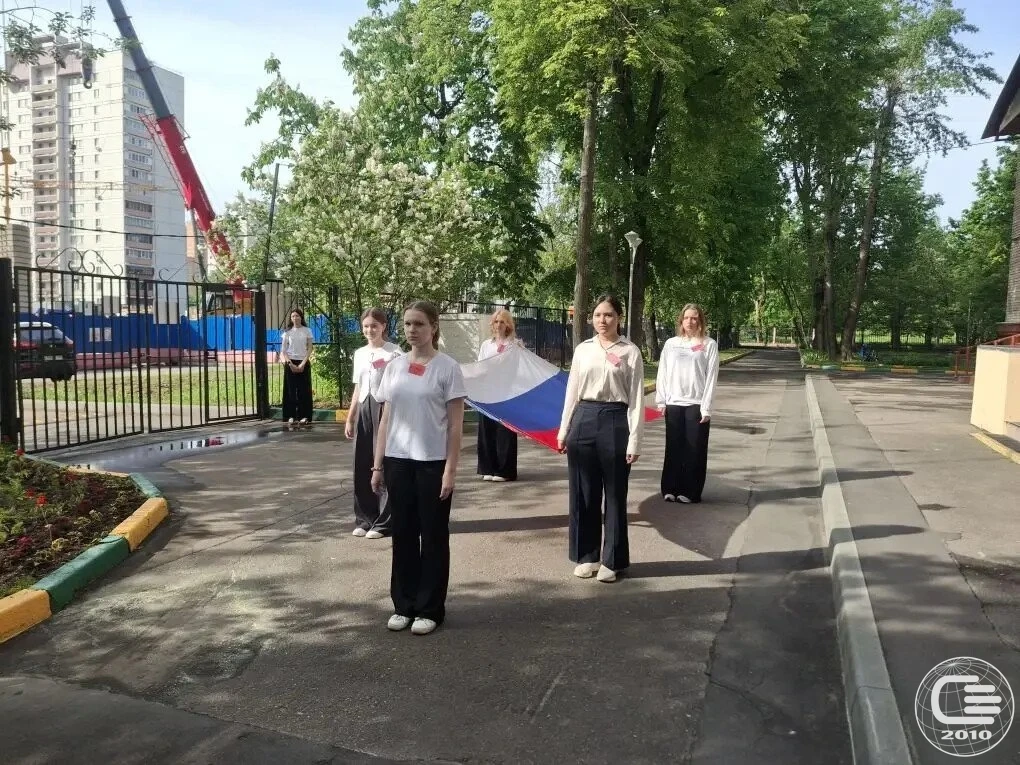 🇷🇺 Каждый понедельник в нашей школе начинается с главных символов страны: флага и гимна России.  ❤️ 