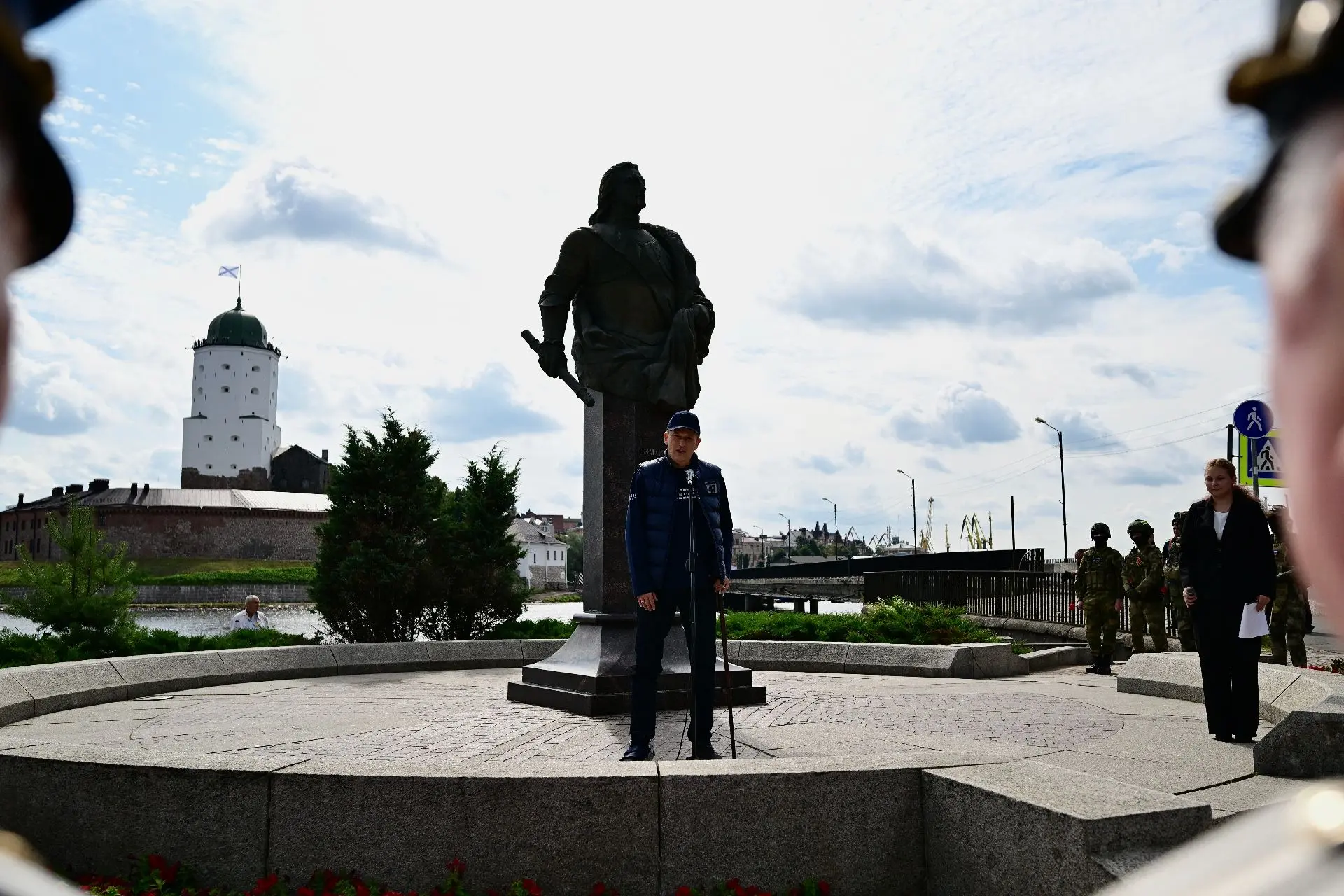 В День Военно-Морского Флота России вместе с ветеранами, жителями и молодежью возложили...
