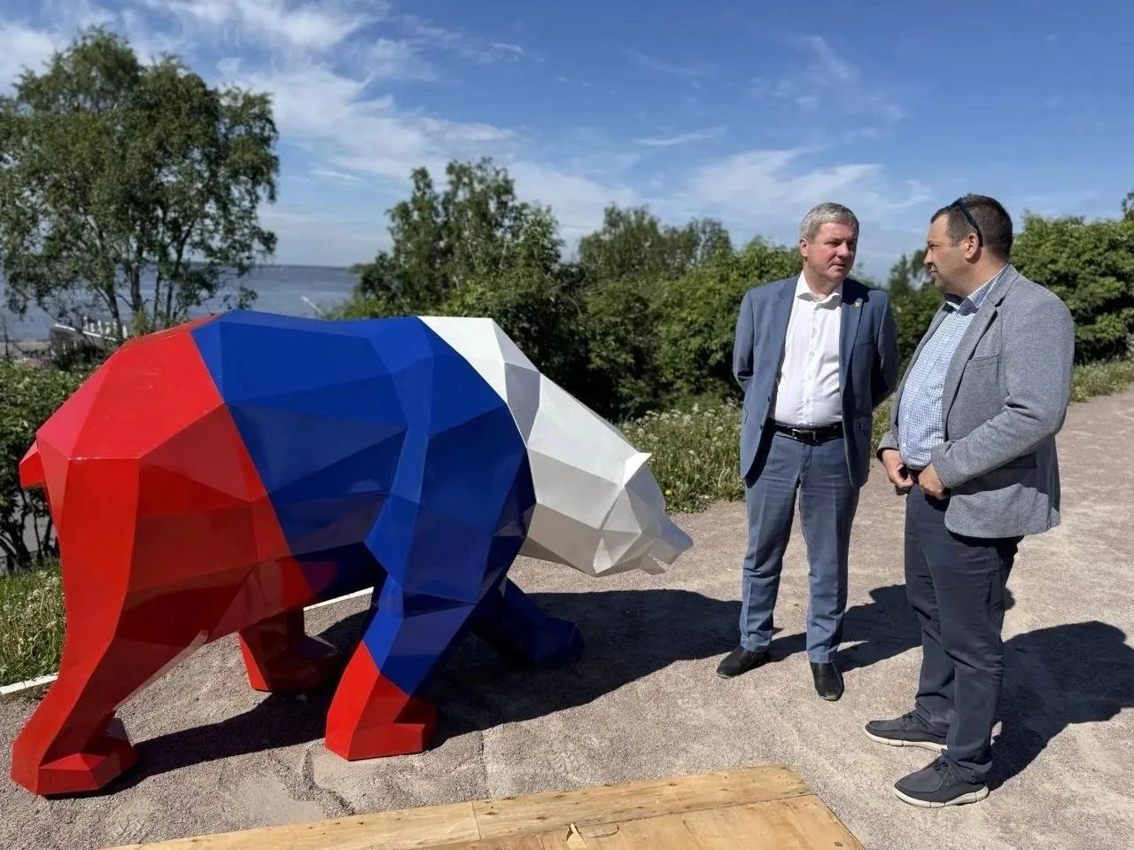 На набережной в Архангельске появился новый арт-объект 🐻🇷🇺

Как вам? 👍 / 👎