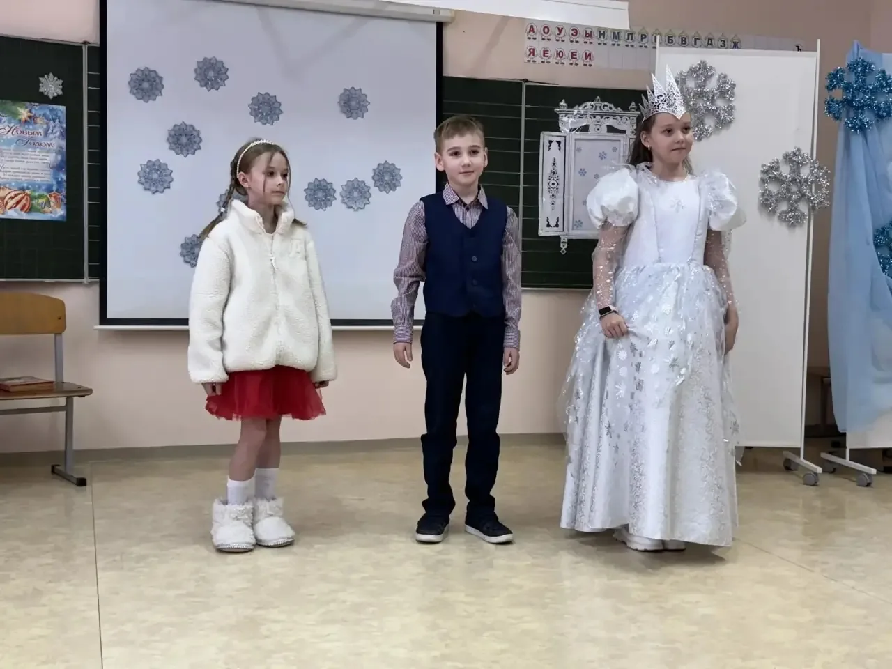 Сказочная премьера от 2 «В» класса  Сегодня состоялась волшебная постановка сказки **«Снежная Короле