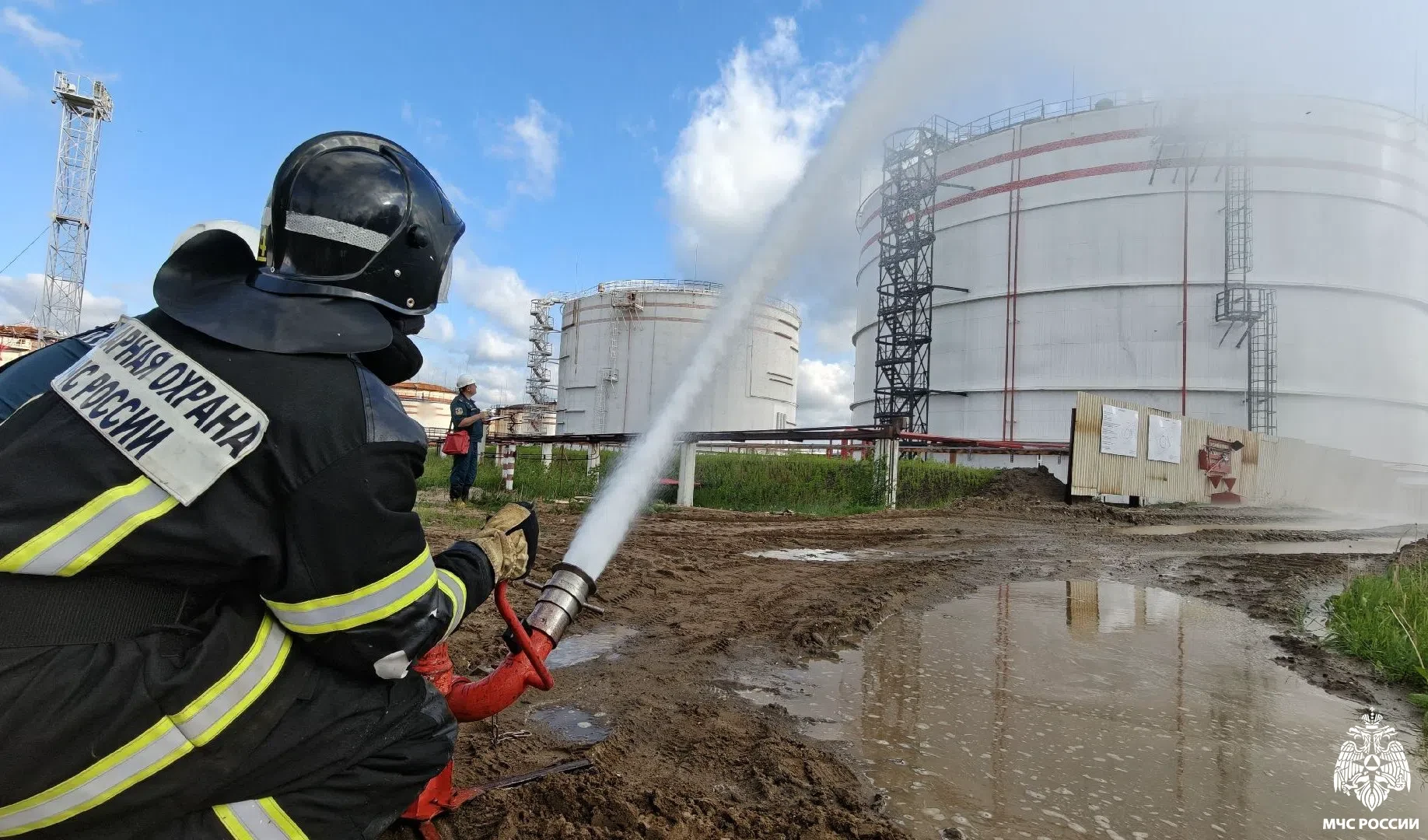 👨🏻‍🚒 От теории к практической реализации 🛢

🚒 В городе Ухта прошли масштабные опытные пожарно-т