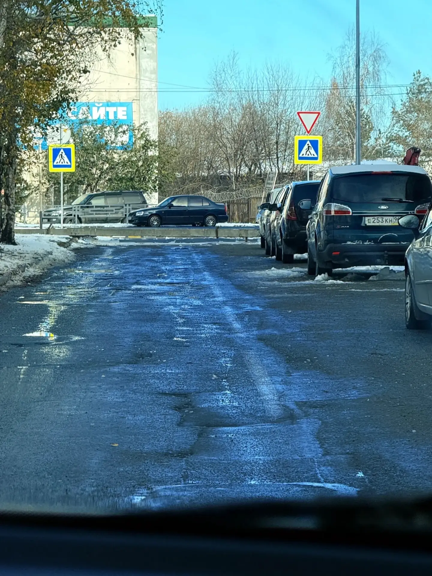 На Молодежной, 24 упал столб. Жители просят ответственные службы оперативно отреагирова...