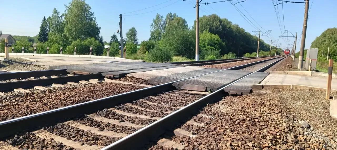 🚨 Столкновение локомотива и авто под Новосибирском: никто не пострадал