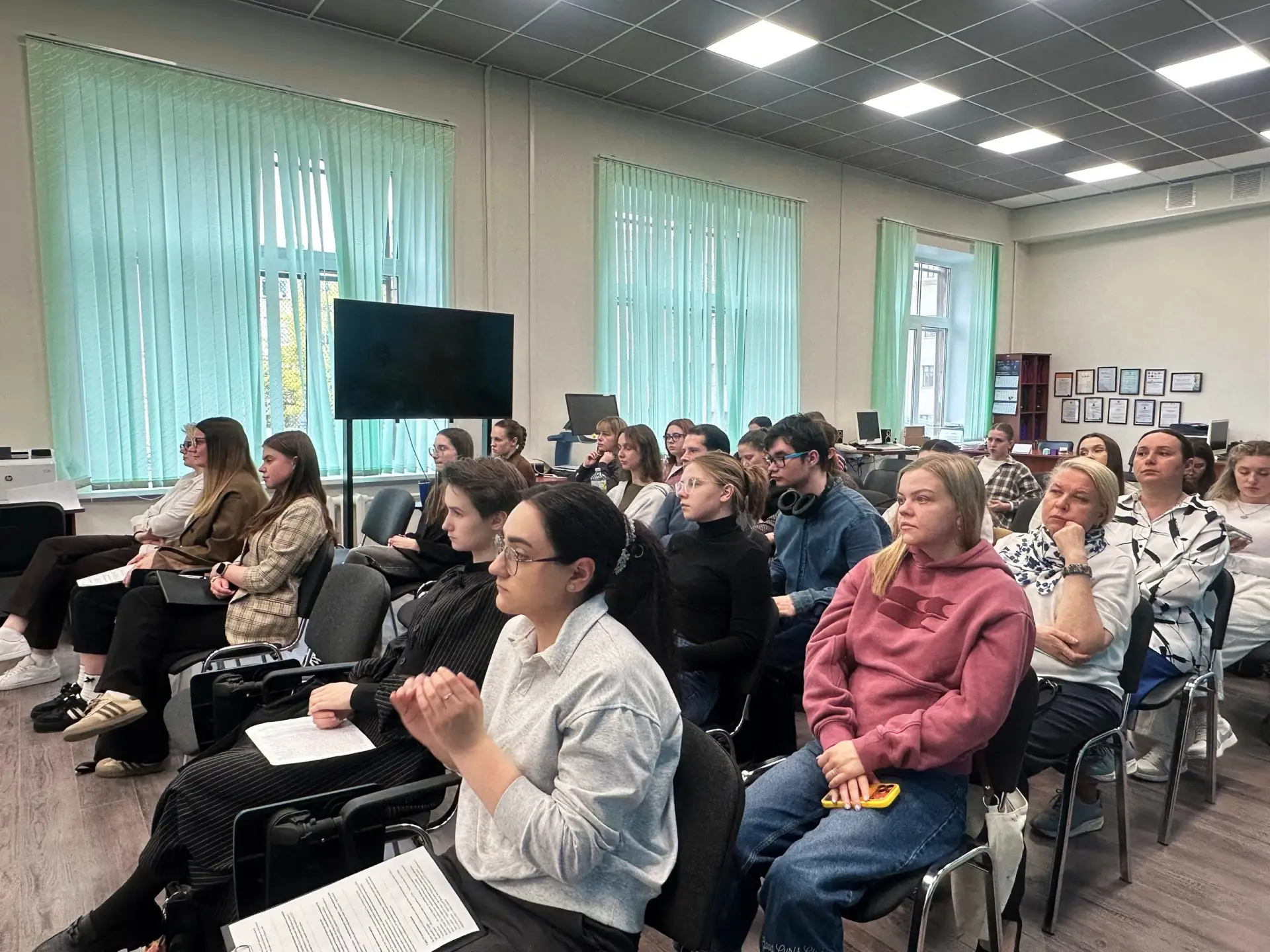 📌 В институте дефектологического образования и реабилитации состоялась встреча проекта «Память пылаю