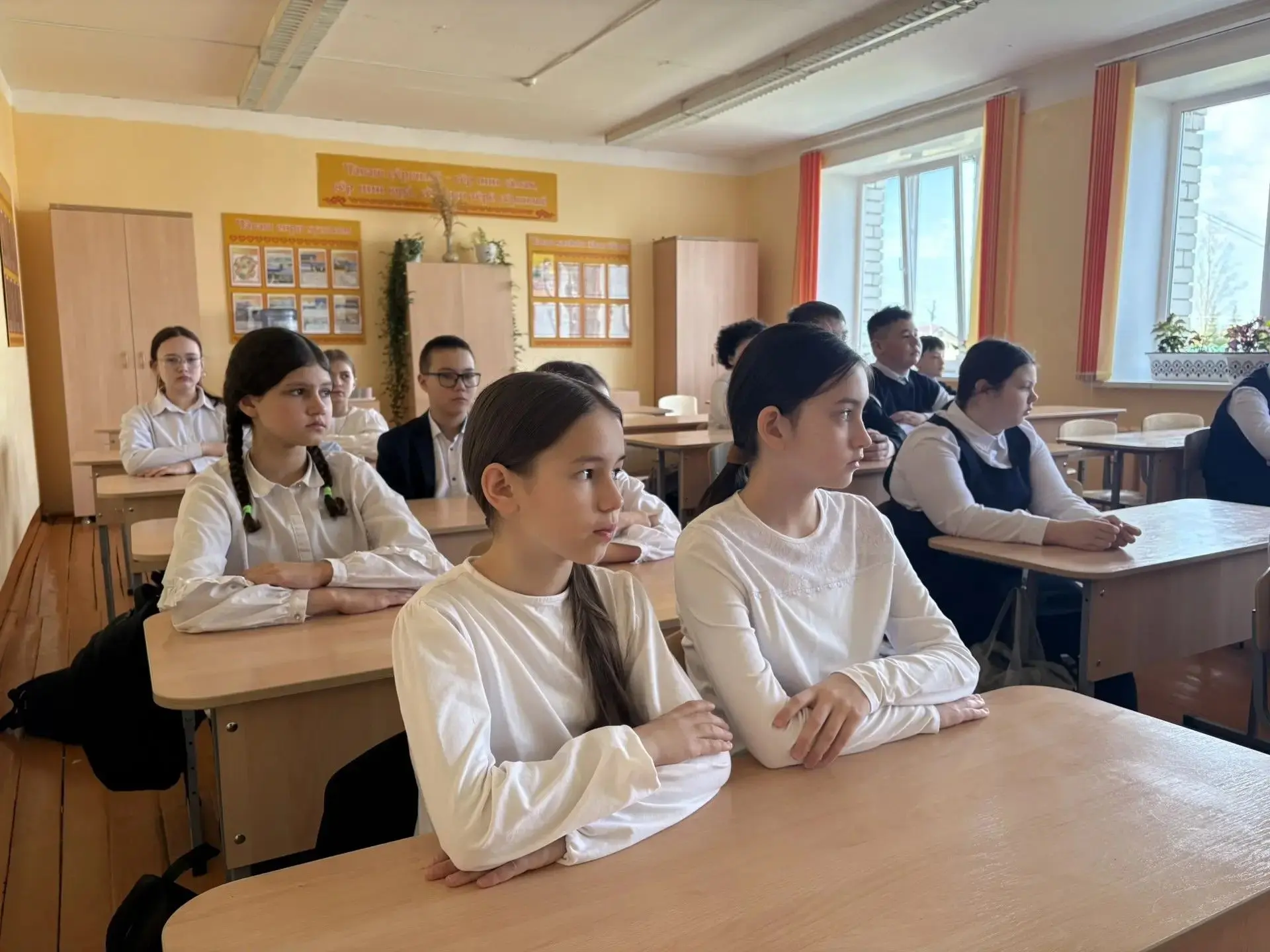 Сегодня утро началось с главных слов и главных песен. 🎶Традиционная линейка: флаг, гимны РФ и Чуваш