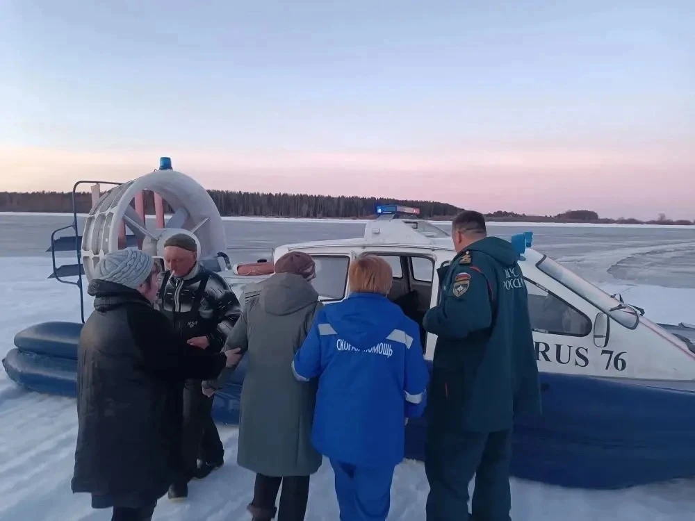 Врачи и сотрудники МЧС вместе спасли жизнь пожилой жительнице деревни Михальково Брейтовского округа