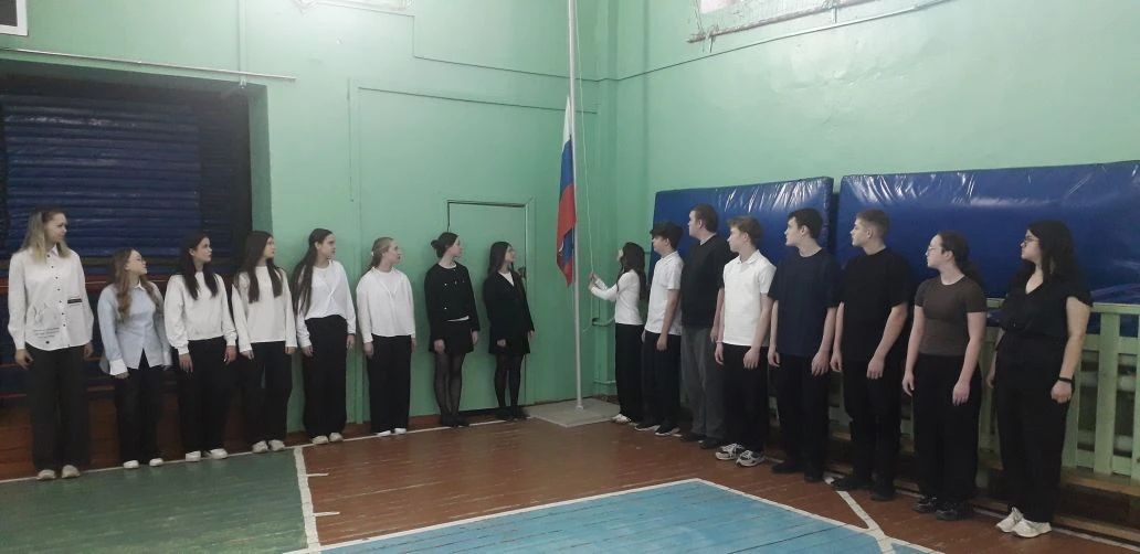Новая учебная неделя началась с торжественной линейки. На дежурство заступил 8В класс. Разговоры о в