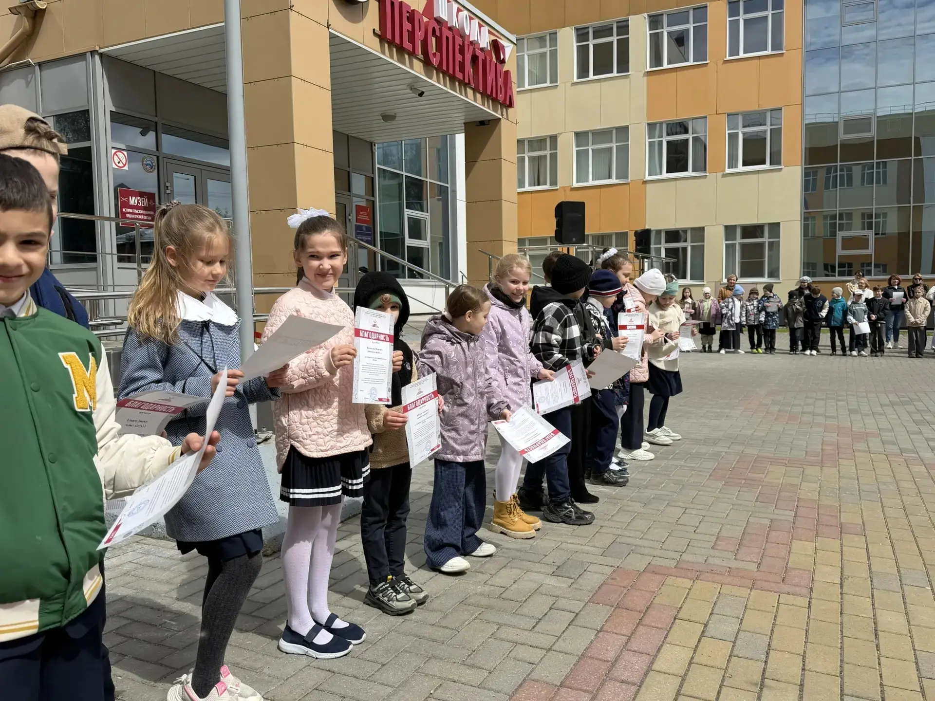 2–3 класс: та самая линейка, где ещё нет прощаний 🌼  Пока выпускники ловят каждый школьный миг, втор