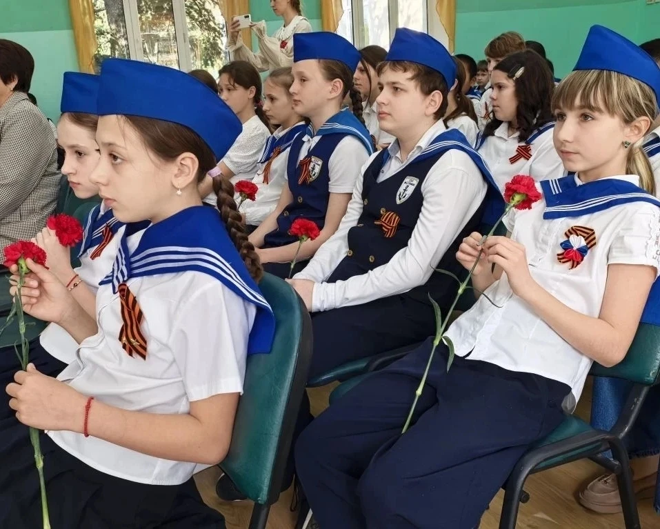 🧑‍🏫 Сегодня в стенах нашей школы царит особая атмосфера — атмосфера глубокого уважения, памяти и гор
