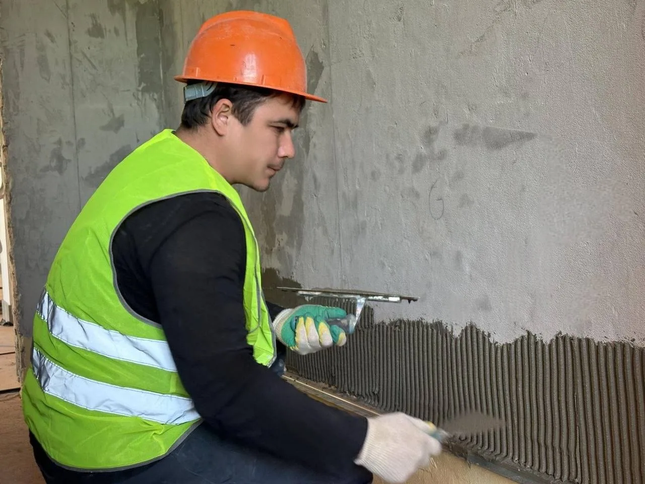 👷 В школе на проспекте Юных Ленинцев, 90 приступили к укладке керамической плитки  Общая готовность 