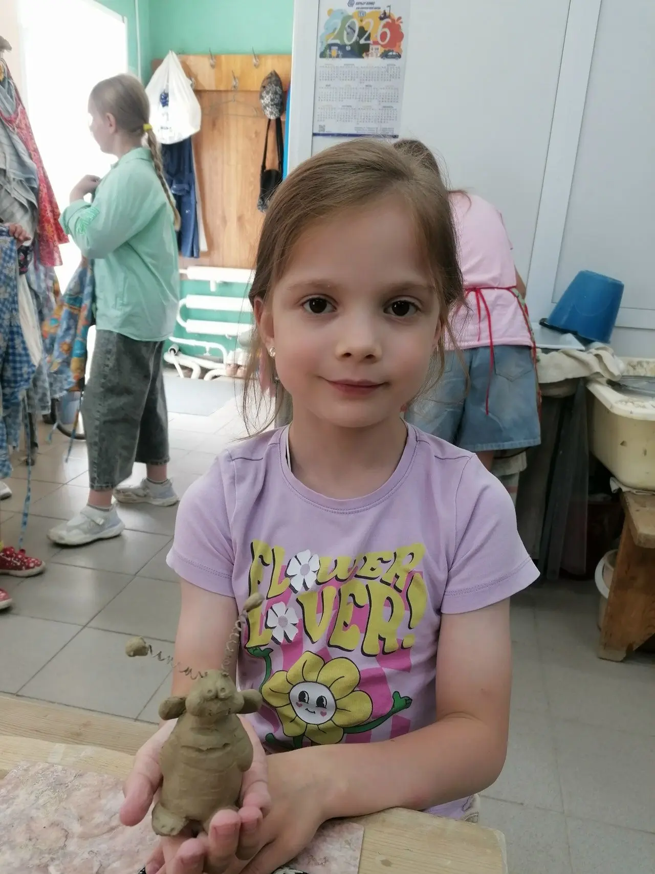За окном — лето, а у нас в «Ладу» — настоящий улей творчества! 🐝✨
Сегодня в нашей гончарной мастерс