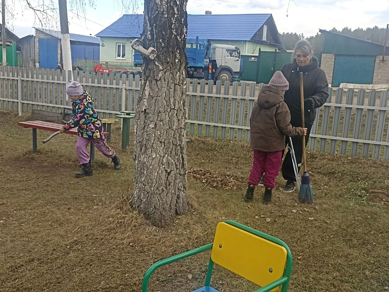🌿 Субботник в детском саду: малыши наводят порядок!

 🍃 Воспитанники с большим энтузиазмом и радос