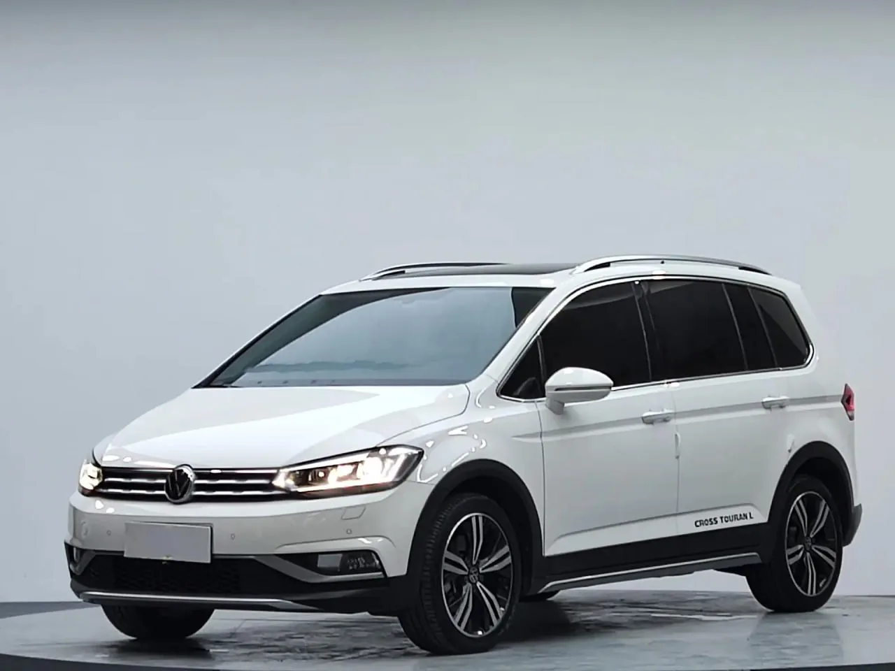 🔥Предлагаем к покупке компактвэн Volkswagen Touran L 280TSI DSG из Китая!