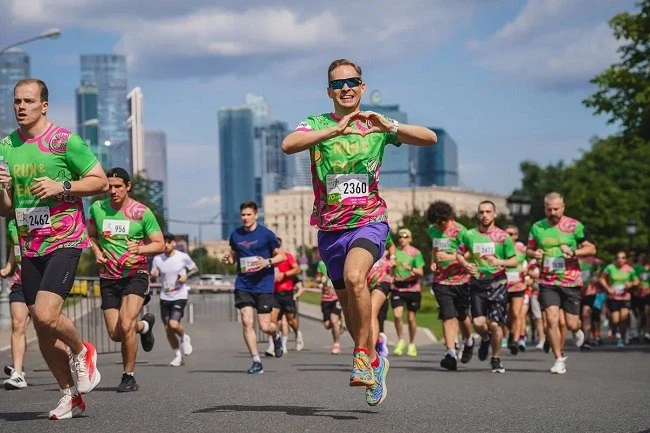 В благотворительном забеге RUN & EAT в Москве приняли участие 3000 человек