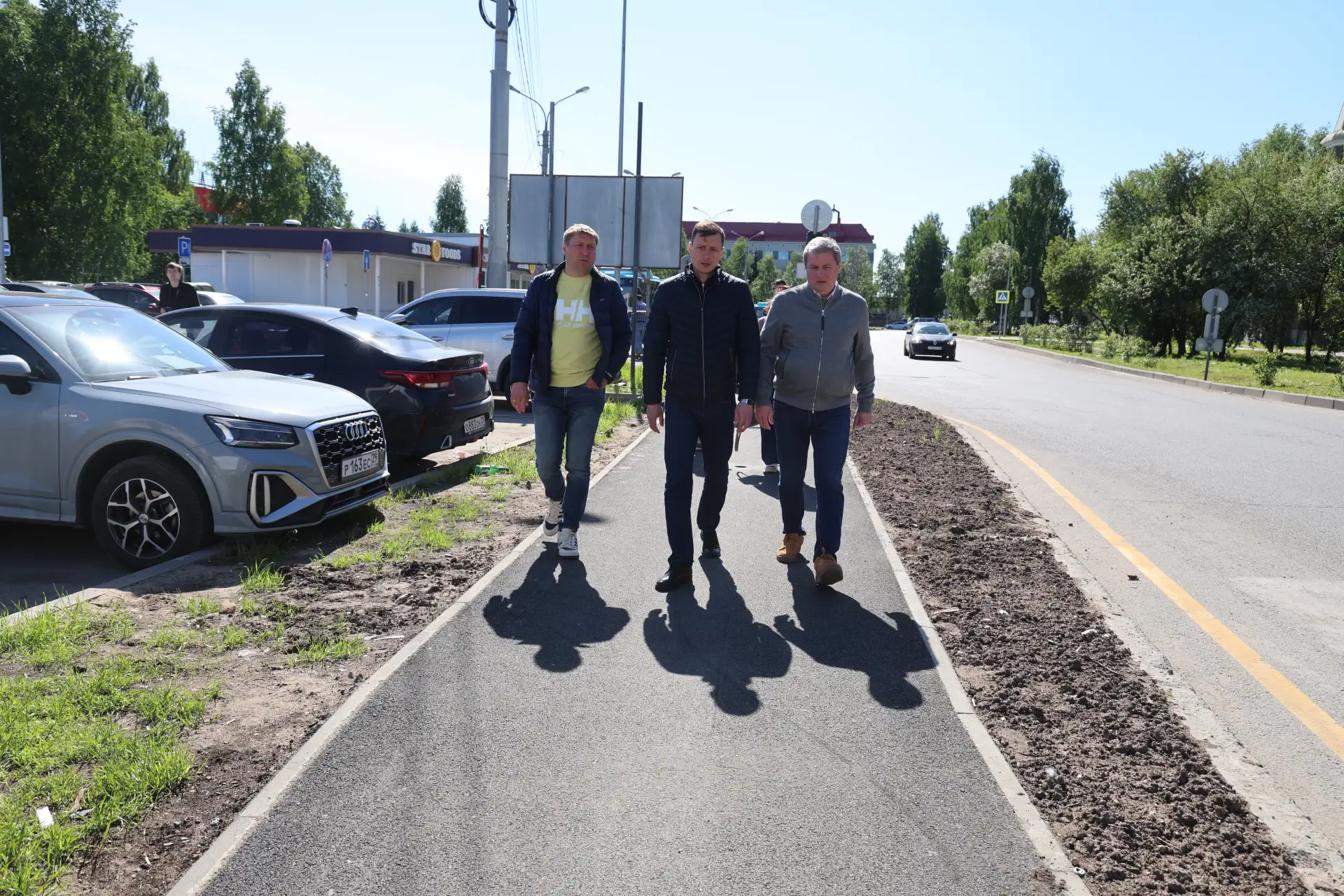 🛠 Сегодня в рабочей поездке проверил ход ремонта тротуаров.