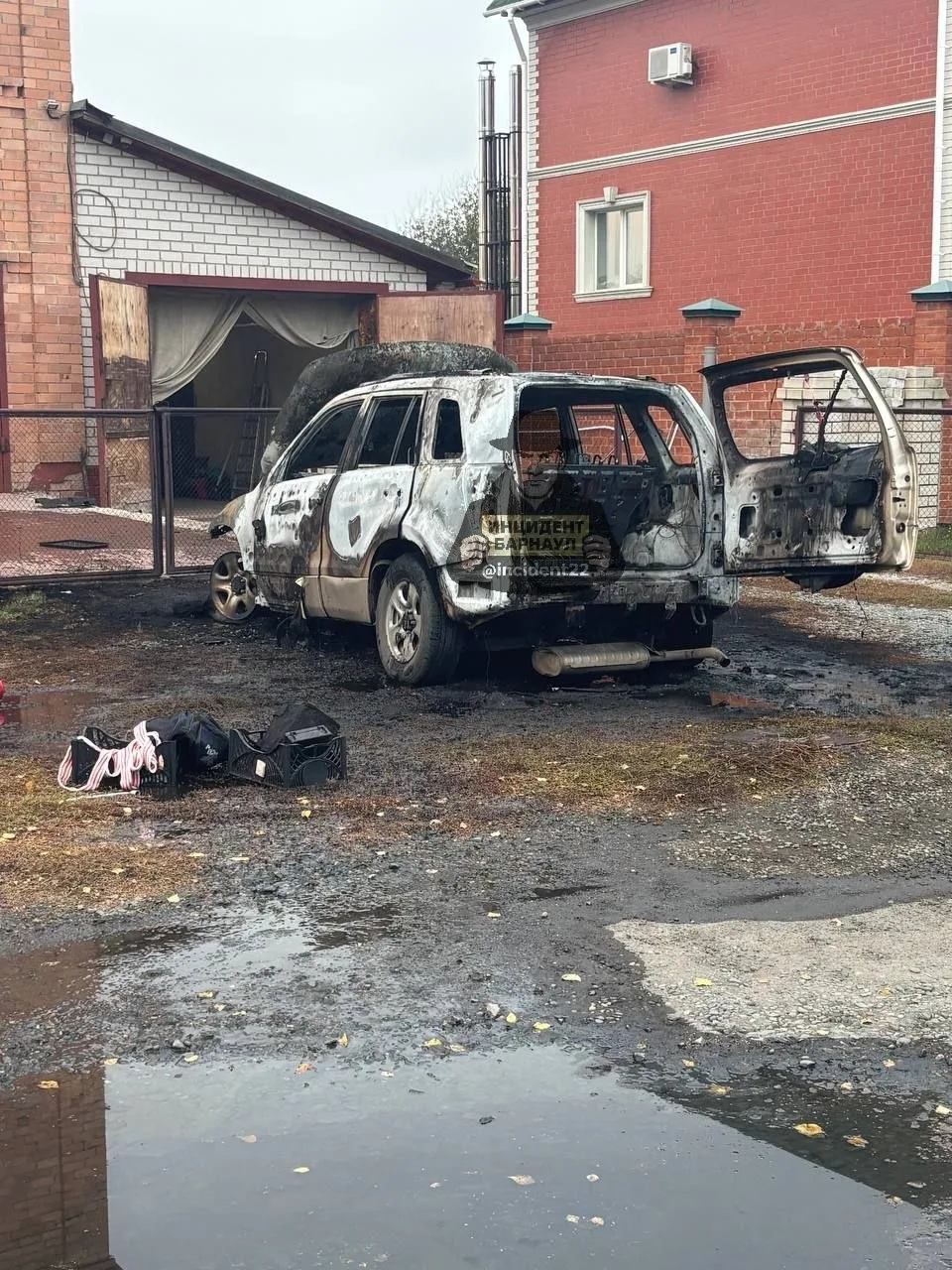 В селе Власиха произошел инцидент с автомобилем, который загорелся после того, как води...