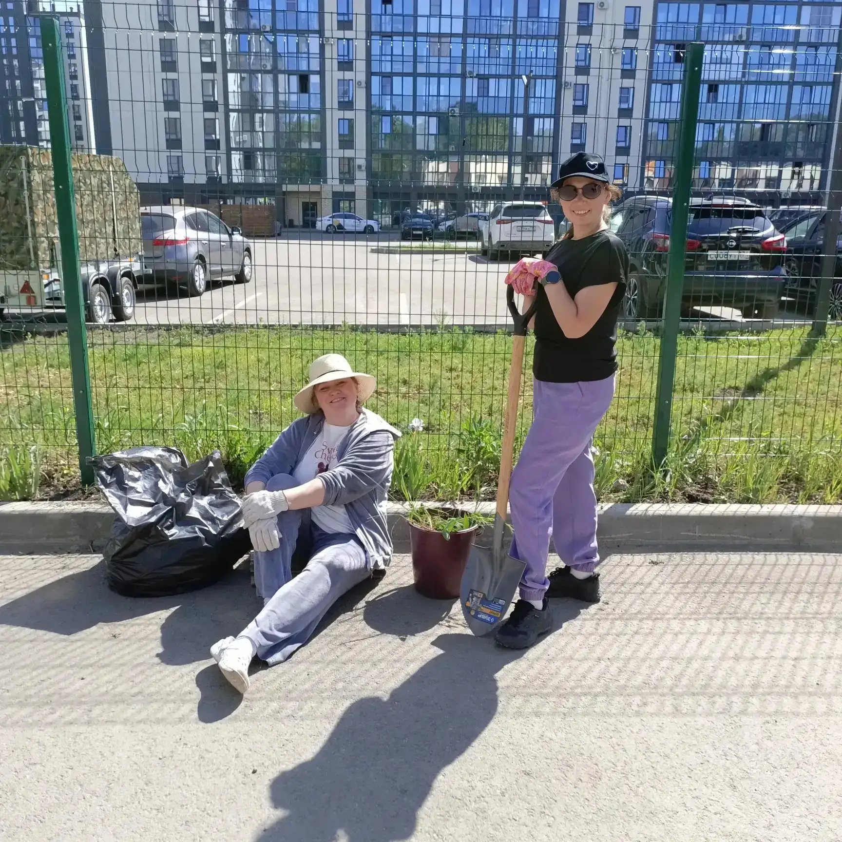 В эту пятницу в нашем детском саду состоялся субботник!!!  Приняли участие все сотрудни...