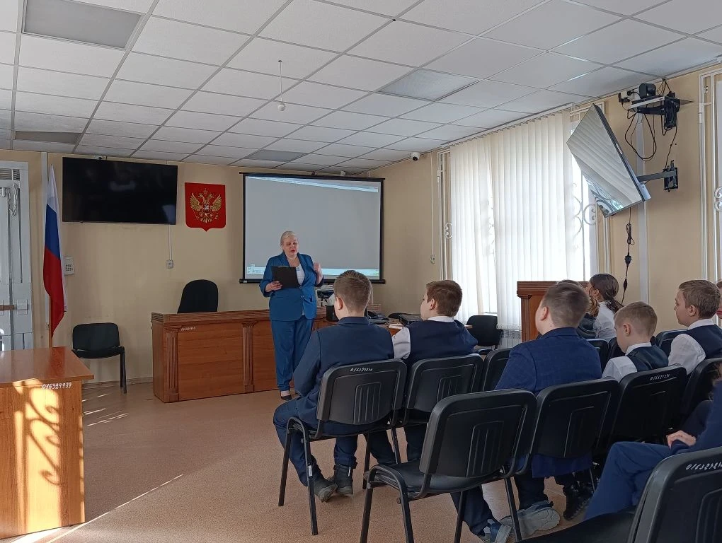 Ученики 5Д класса посетили Свердловский районный суд. Ребятам не только показали здание суда, но и п