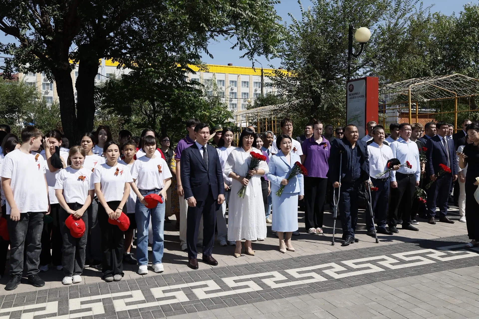 Сотрудники Минстроя Калмыкии почтили память Героя России Нарана Очир-Горяева