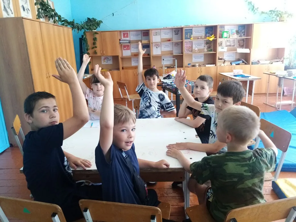 Десятый день в лагере был посвящен Дню России. Ребята с утра зарядились отличным настроением и включ